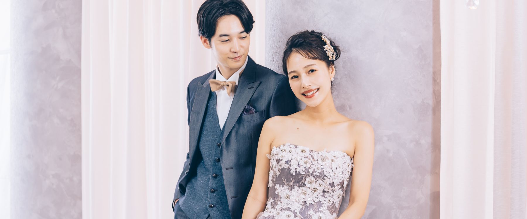 笑顔の新婦様を優しく見守る新郎様のウェディングフォト