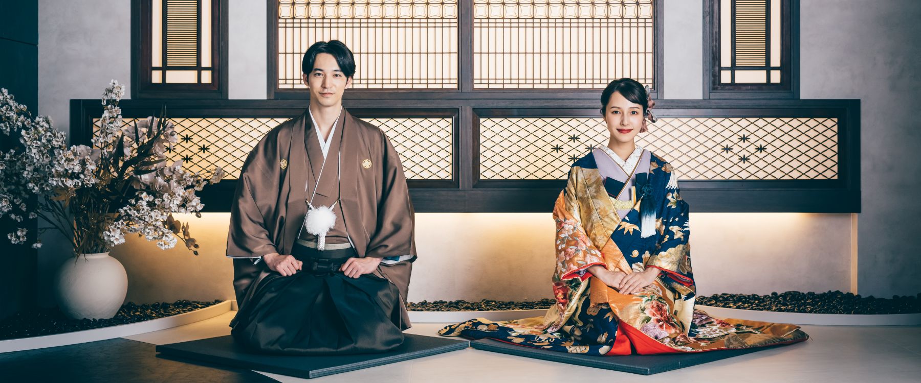重厚な和のスタジオで正座する新郎新婦様の結婚写真