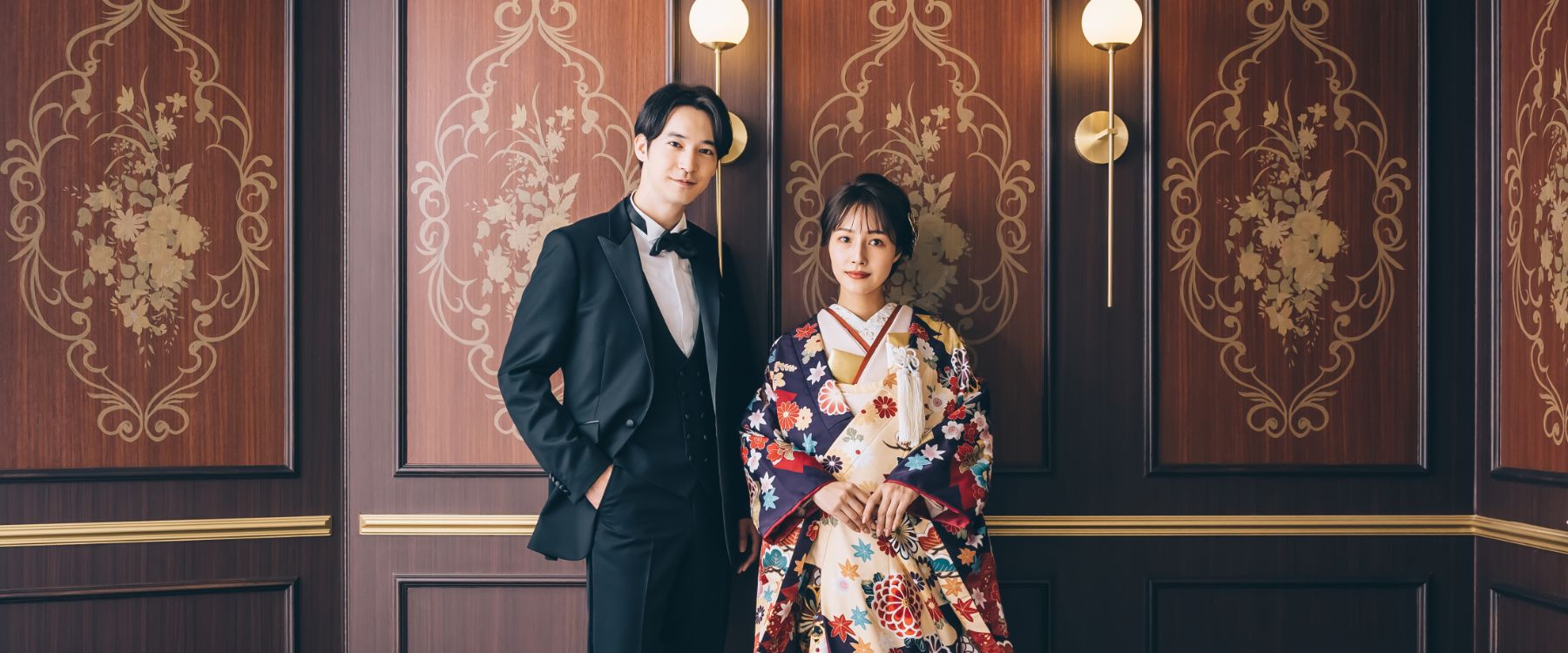 凛々しい表情をした新郎新婦様の結婚写真