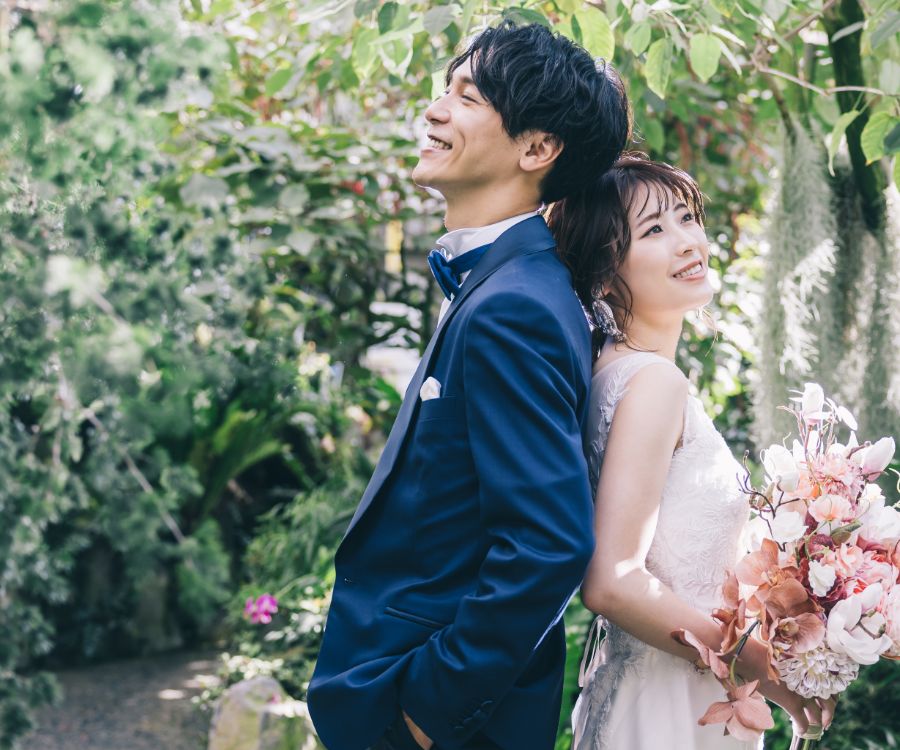 新緑の中、背中を合わせる新郎新婦様のウェディングフォト