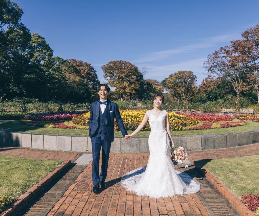 色彩豊かな庭園で佇む新郎新婦様の結婚写真