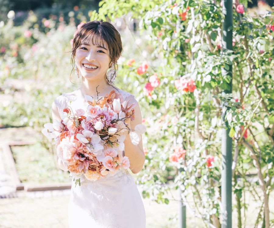 自然光に溢れた庭園で笑う新婦様のソロショット