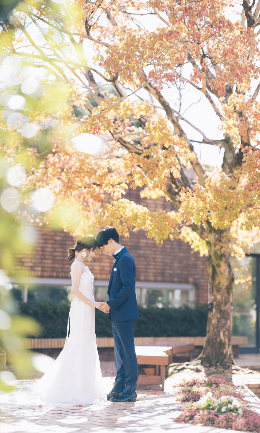 ダイナミックな木の下で誓い合う新郎新婦様のウェディングフォト