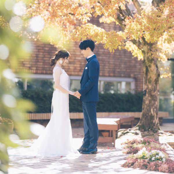 誓い合う新郎新婦様のウェディングフォト