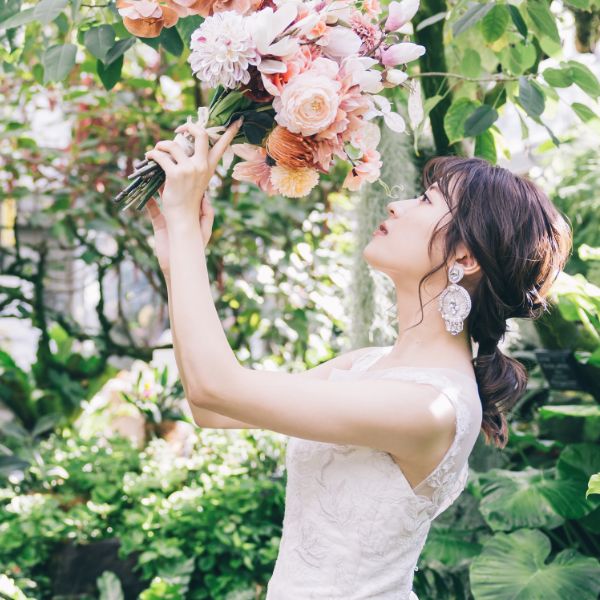 花束を抱え上げる新婦様のソロショット