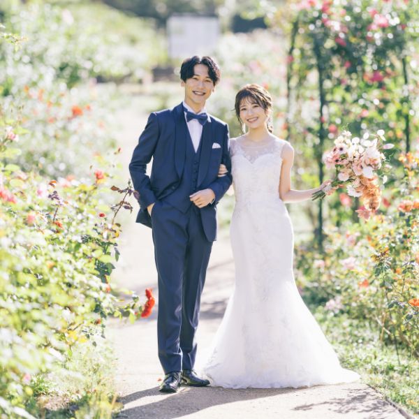 福岡市植物園で腕を組む新郎新婦様の結婚写真