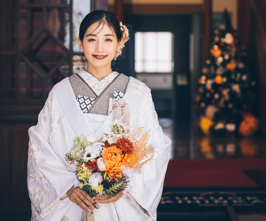 凛とした表情で窓の景色を眺める新郎新婦様の結婚写真