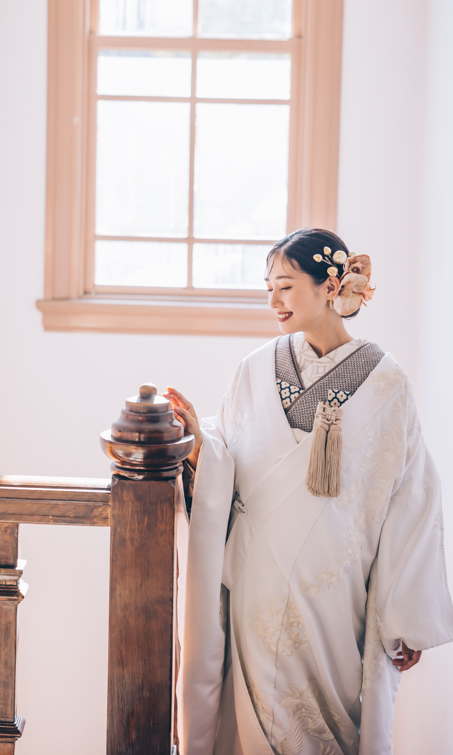 貴賓館を背景に見つめ合う新郎新婦様の結婚写真