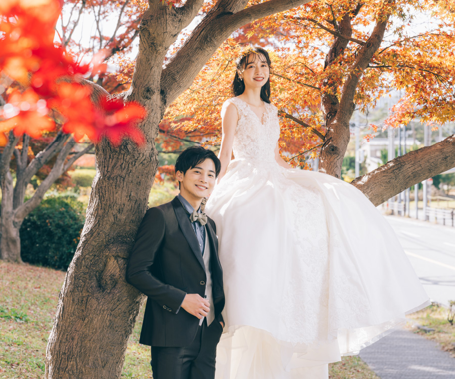 花束を見つめる白無垢を着た新婦様のソロショット