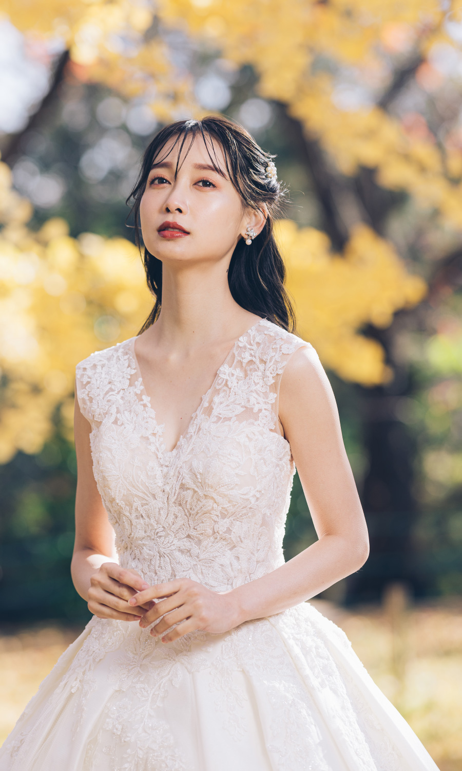 桜が咲き誇る中、白い和傘をさす新郎様と新婦様の和装前撮り