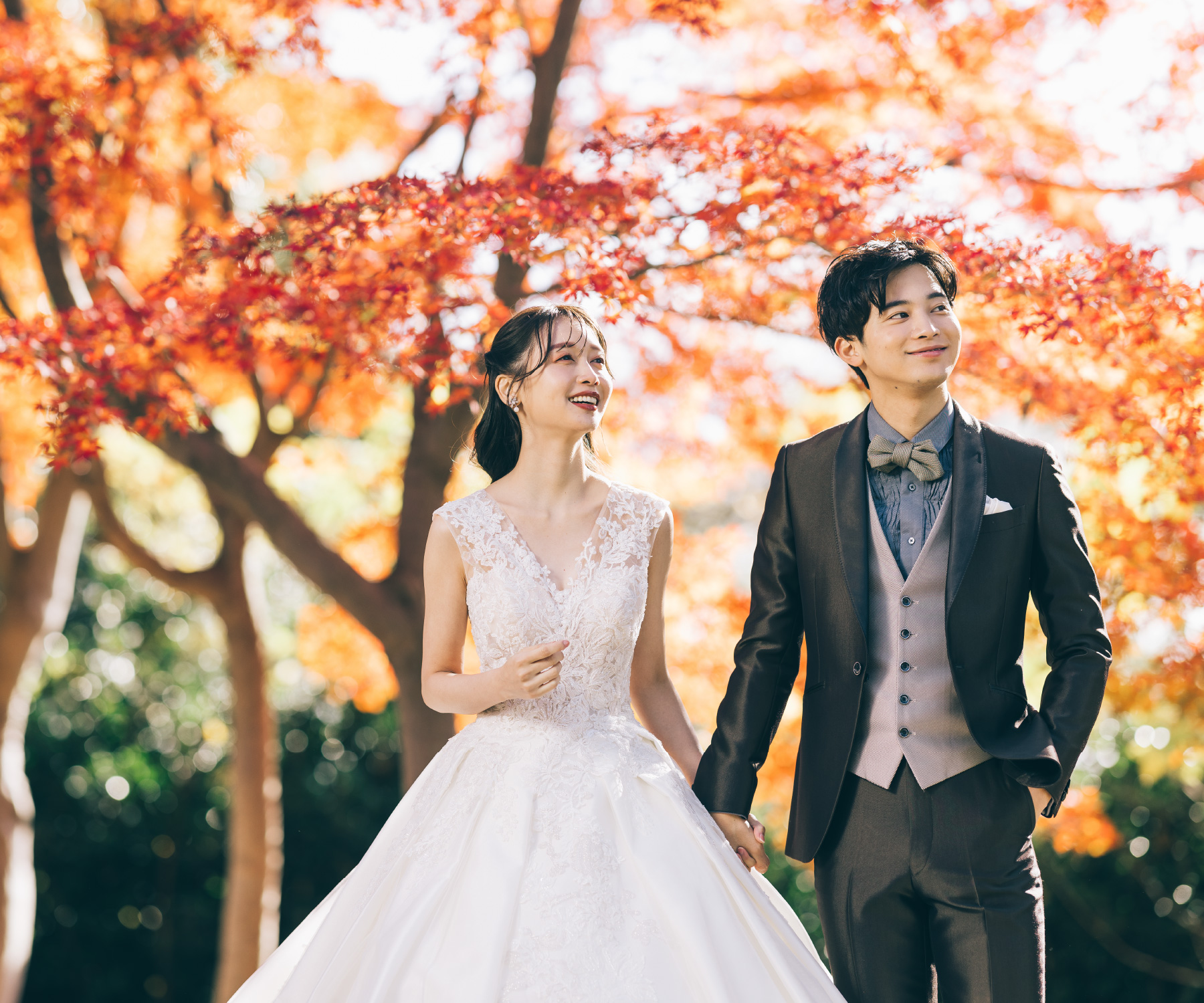 白い和傘をさして微笑む新婦様と新郎様の和装前撮り