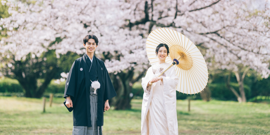 舞鶴公園で白い和傘をさす新婦様と新郎様の結婚写真