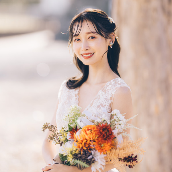 こちらを見つめて微笑む新婦様のソロショット