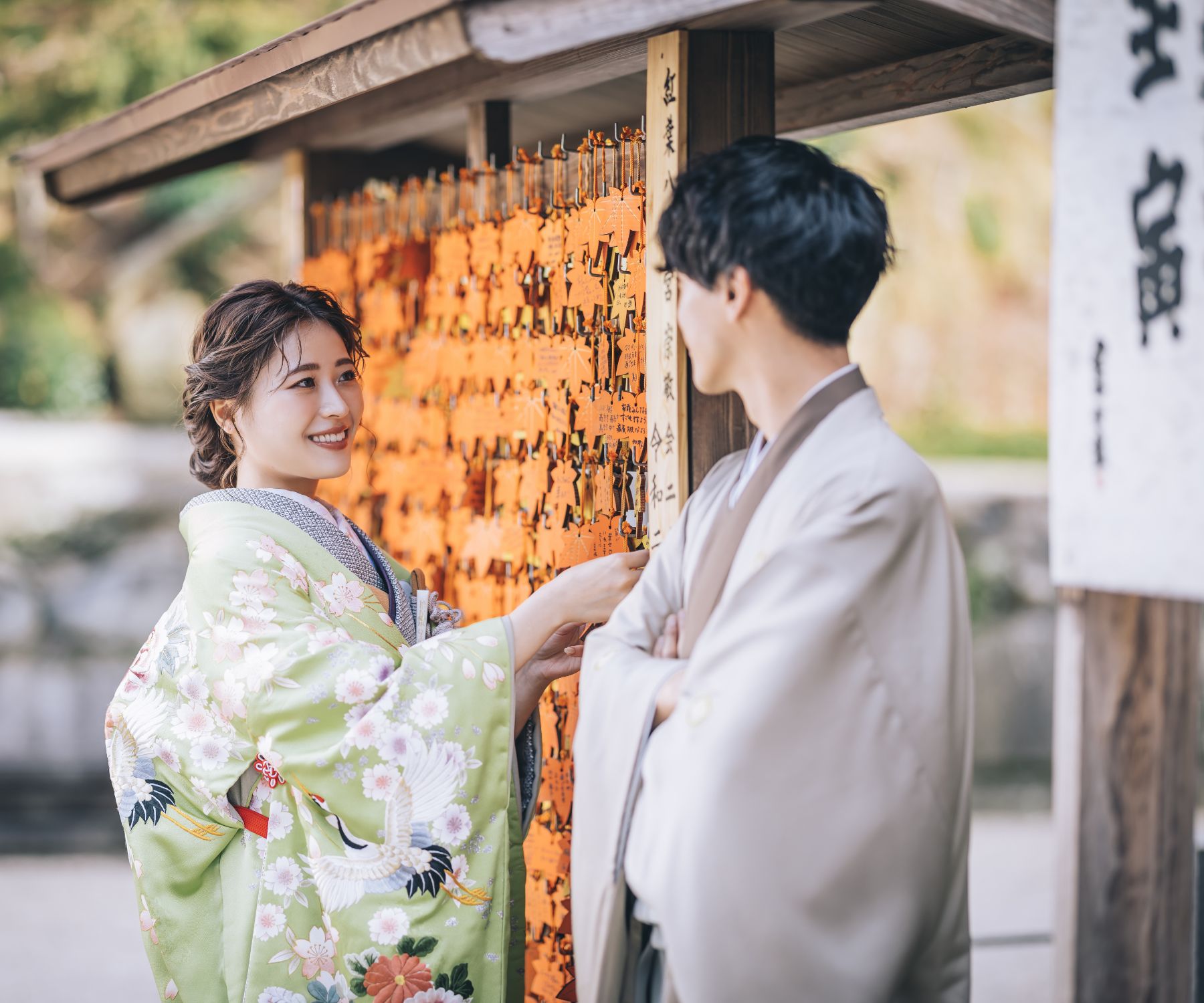 絵馬を見て微笑む新婦様と新郎様の和装前撮り