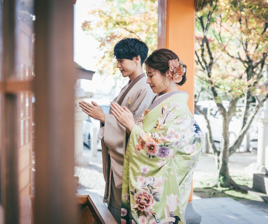 隣に並んで参拝する新郎新婦様の結婚写真