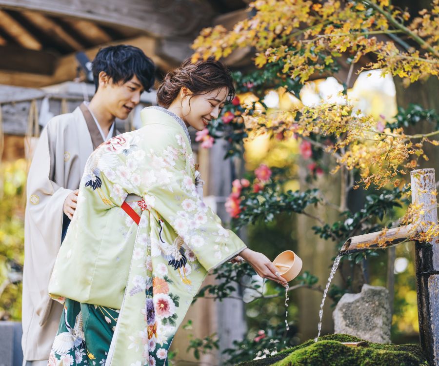 手水で禊をする新婦様を見守る新郎様の和装前撮り