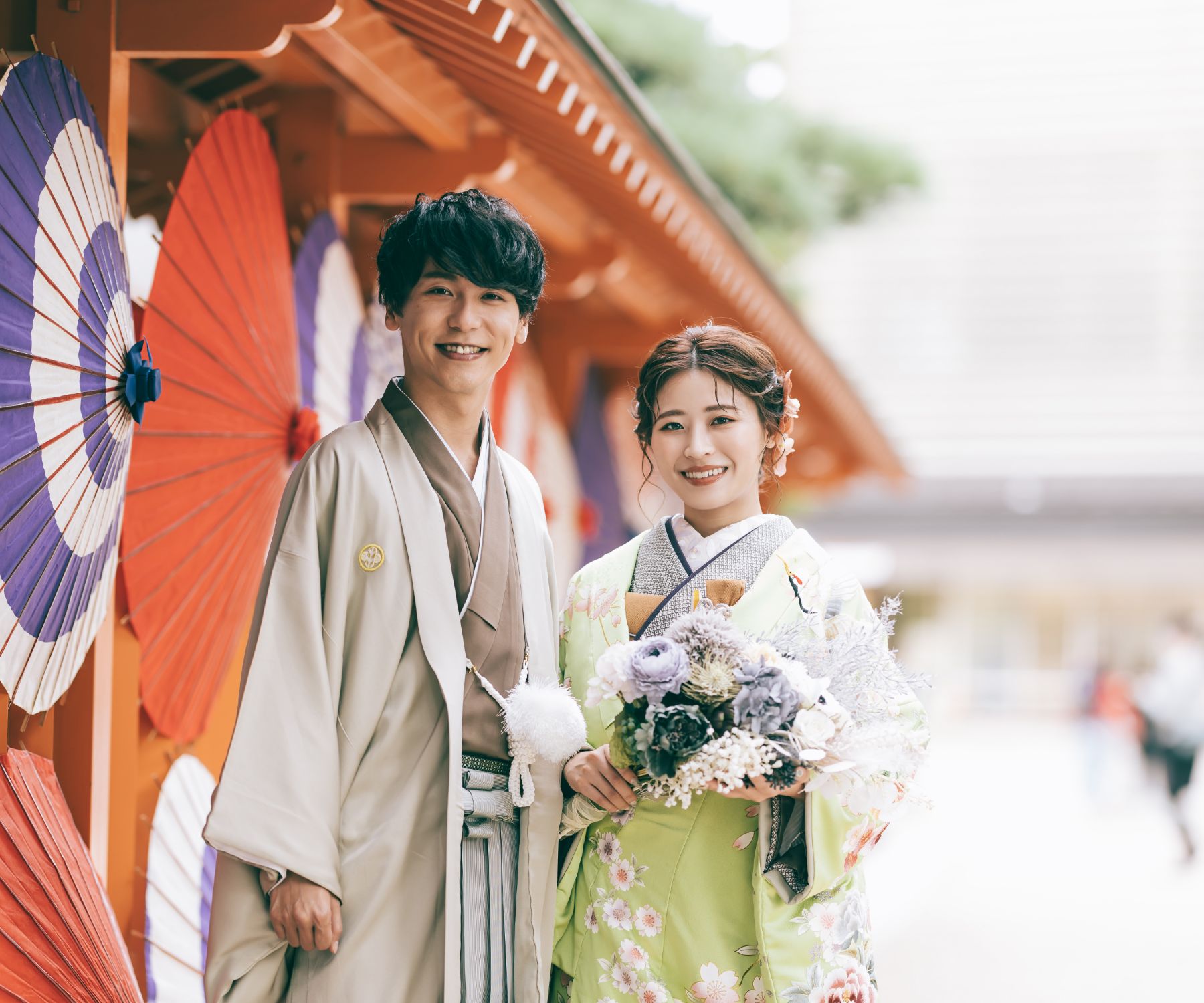 参道でにっこりと笑う新郎新婦様の結婚写真