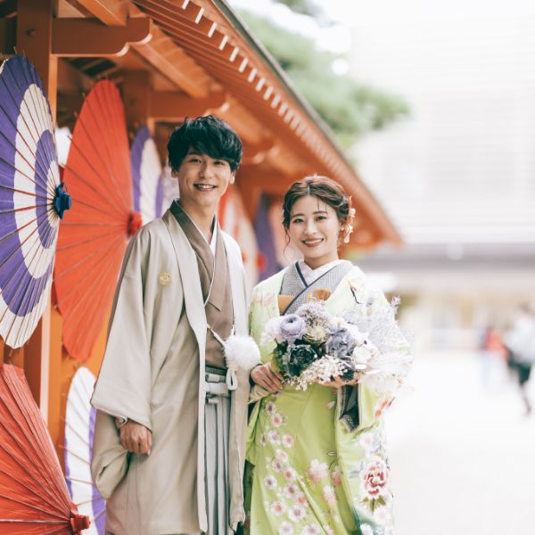参道で満面の笑みを浮かべる新郎新婦様のロケーションフォト