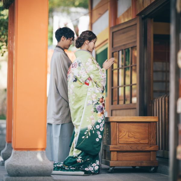 横に並んで二人で参拝する新郎新婦様の結婚写真