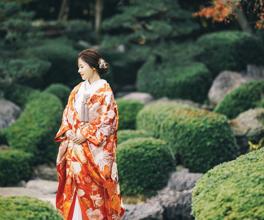 新緑に囲まれた新婦様のソロショット