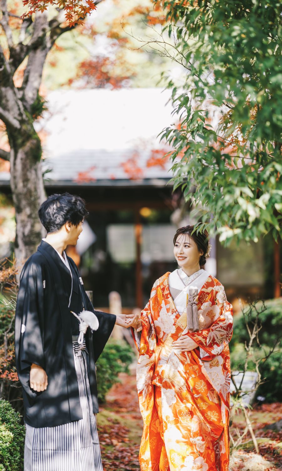 欄干からこちらを見つめる新郎新婦様の和装前撮り