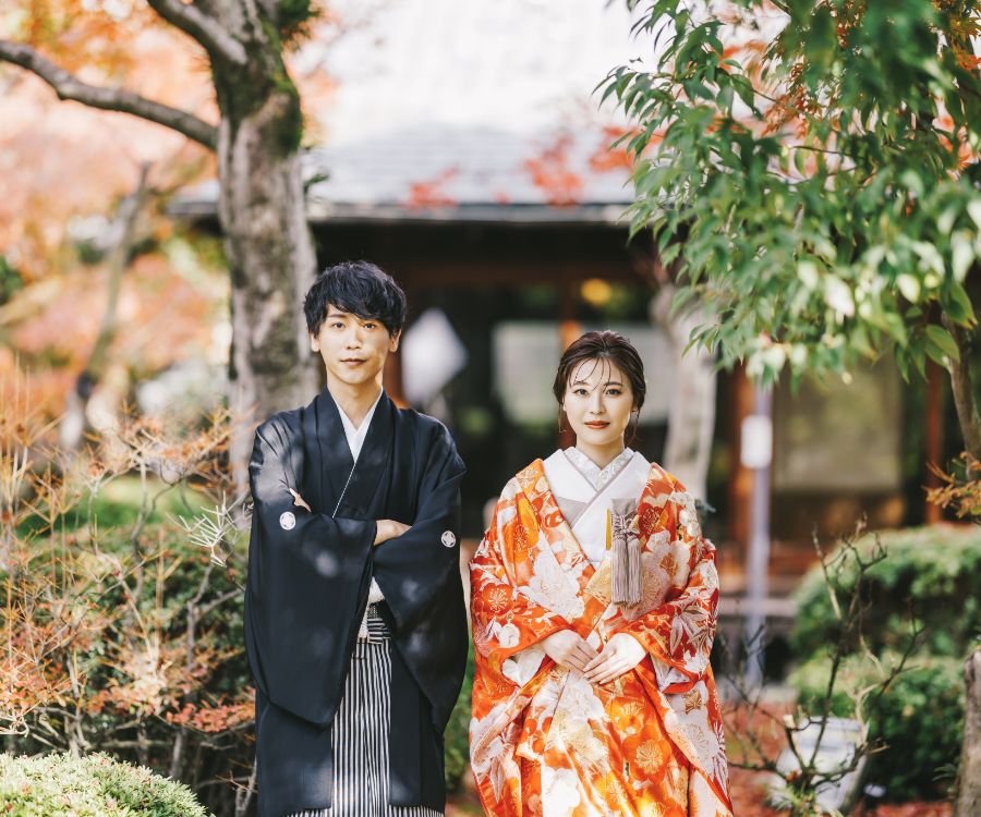 凛々しい表情をした新郎新婦様の結婚写真