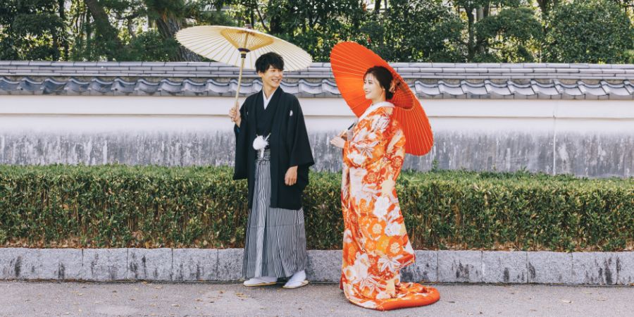 大濠公園で赤色と白色の和傘をさす新郎新婦様の結婚写真