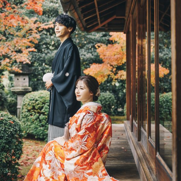 紅葉をバックに縁側で佇む新郎新婦様の結婚写真
