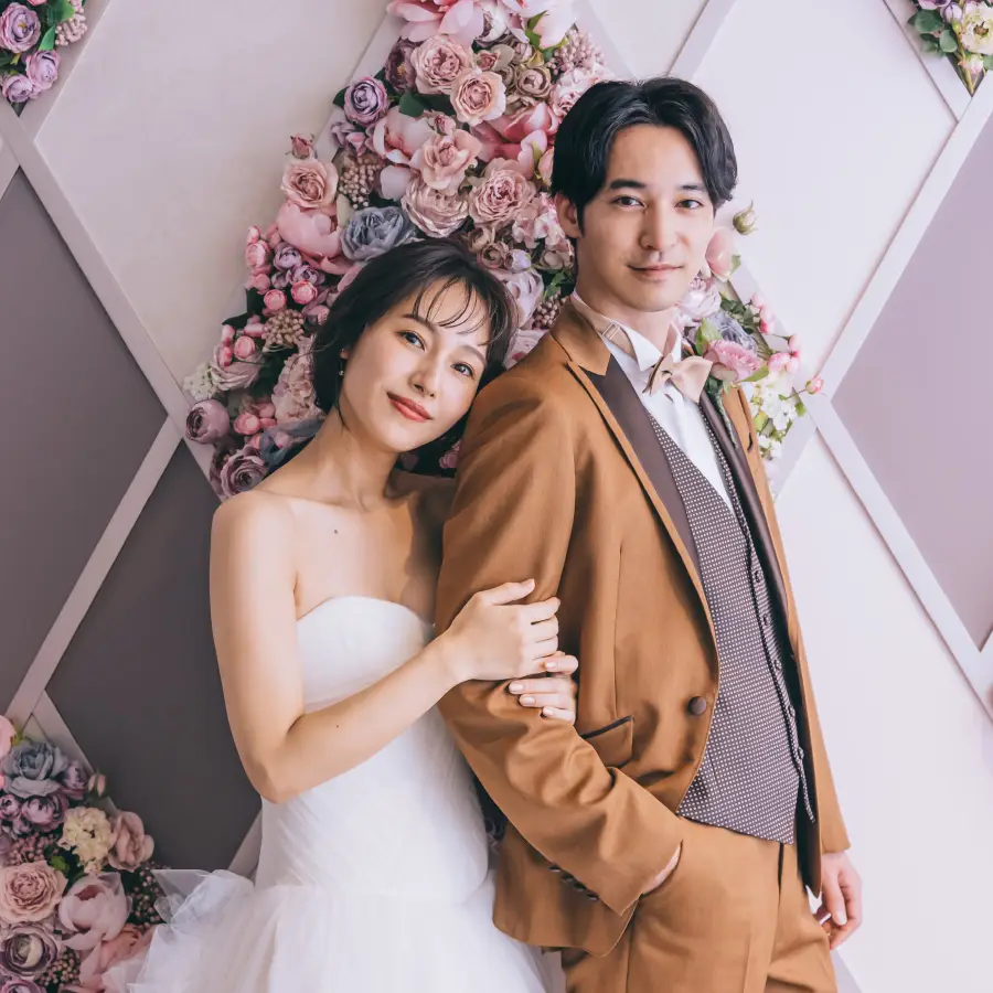 美しいみなとみらいの夜景をバックに抱き合う新郎新婦様のナイトロケーションフォト