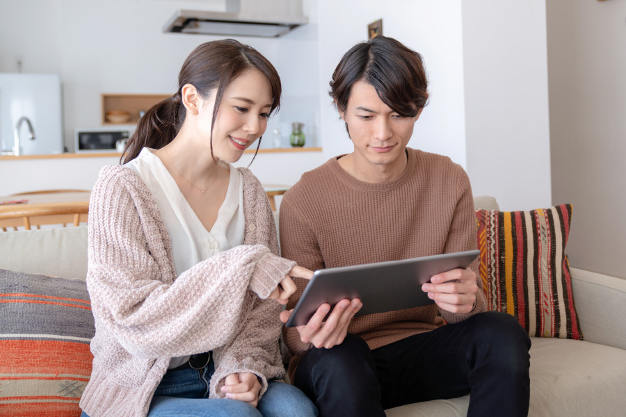 新郎新婦様がタブレットを使ってオンラインで相談をしている様子