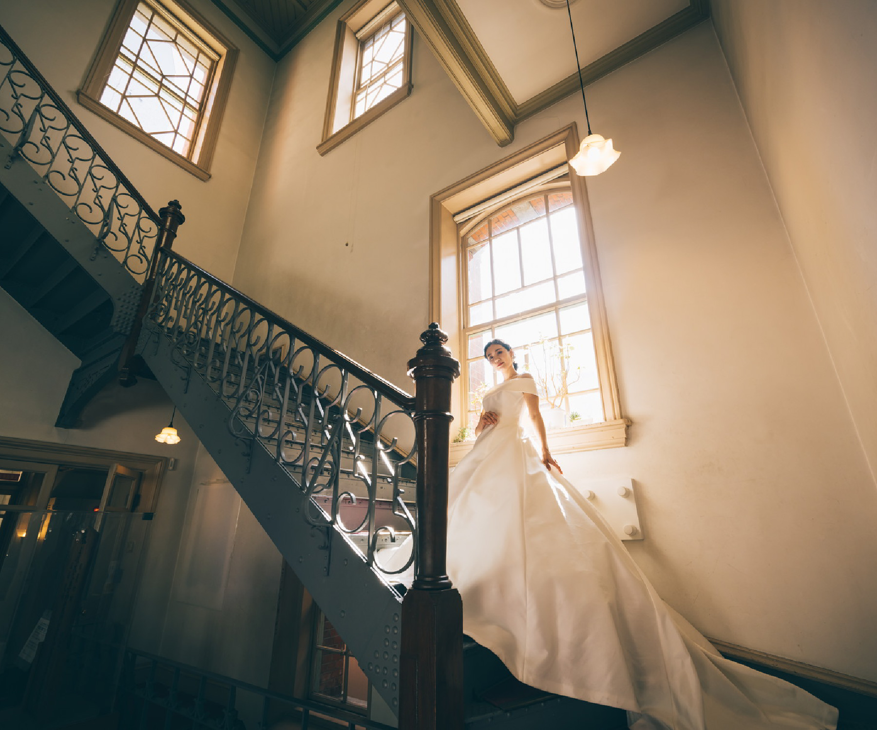 19世紀イギリスを彷彿とさせる階段で佇むウェディングドレスを着た新婦様