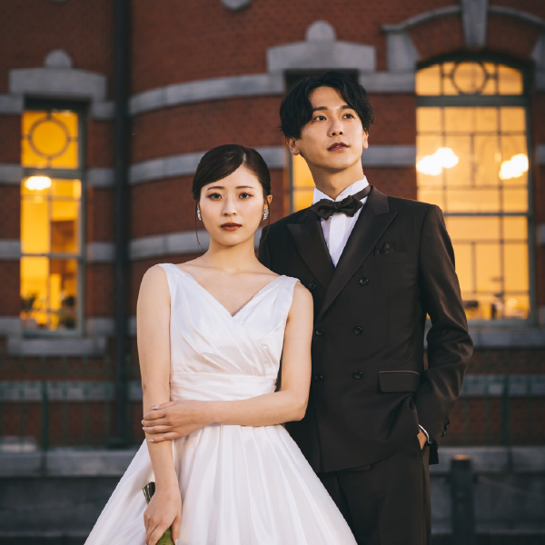 凛々しい表情をした新郎新婦様の結婚写真