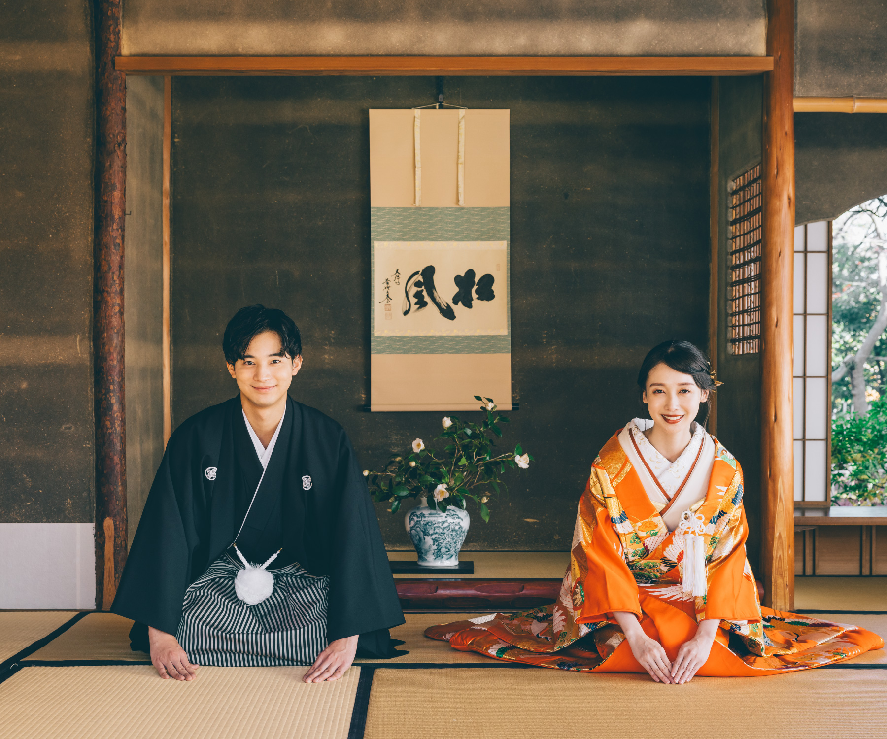 和傘のしたで談笑する新郎新婦様の和装前撮り