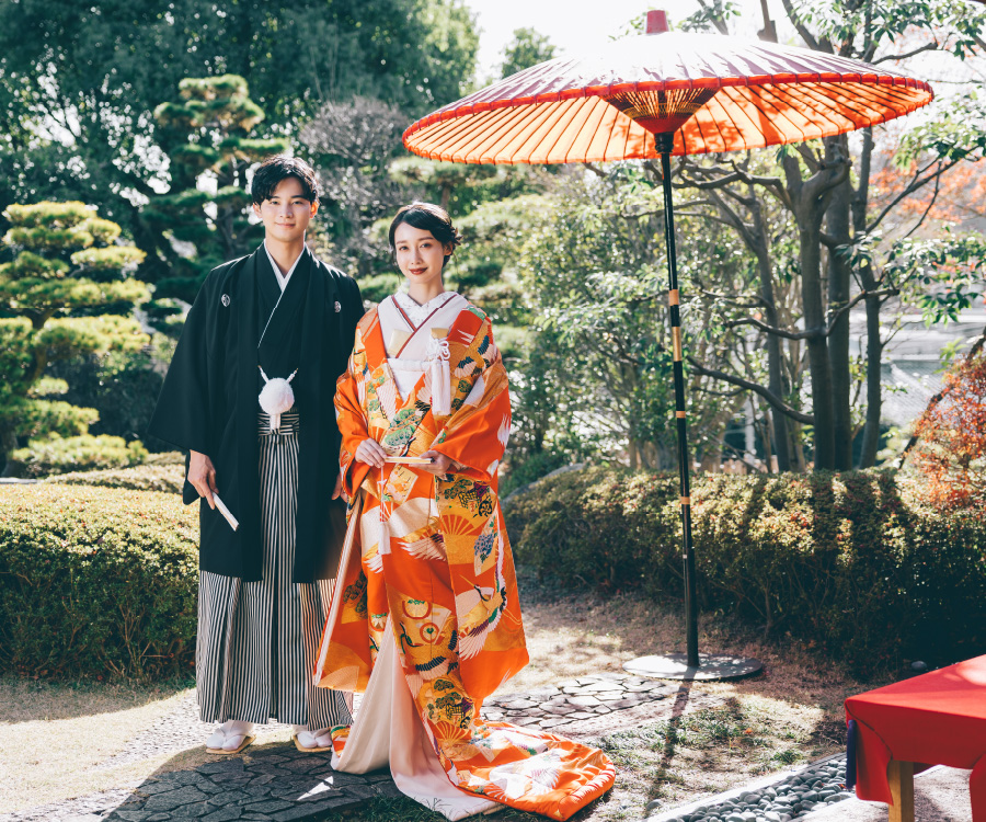 趣ある日本家屋の前で微笑む新郎新婦様の結婚写真