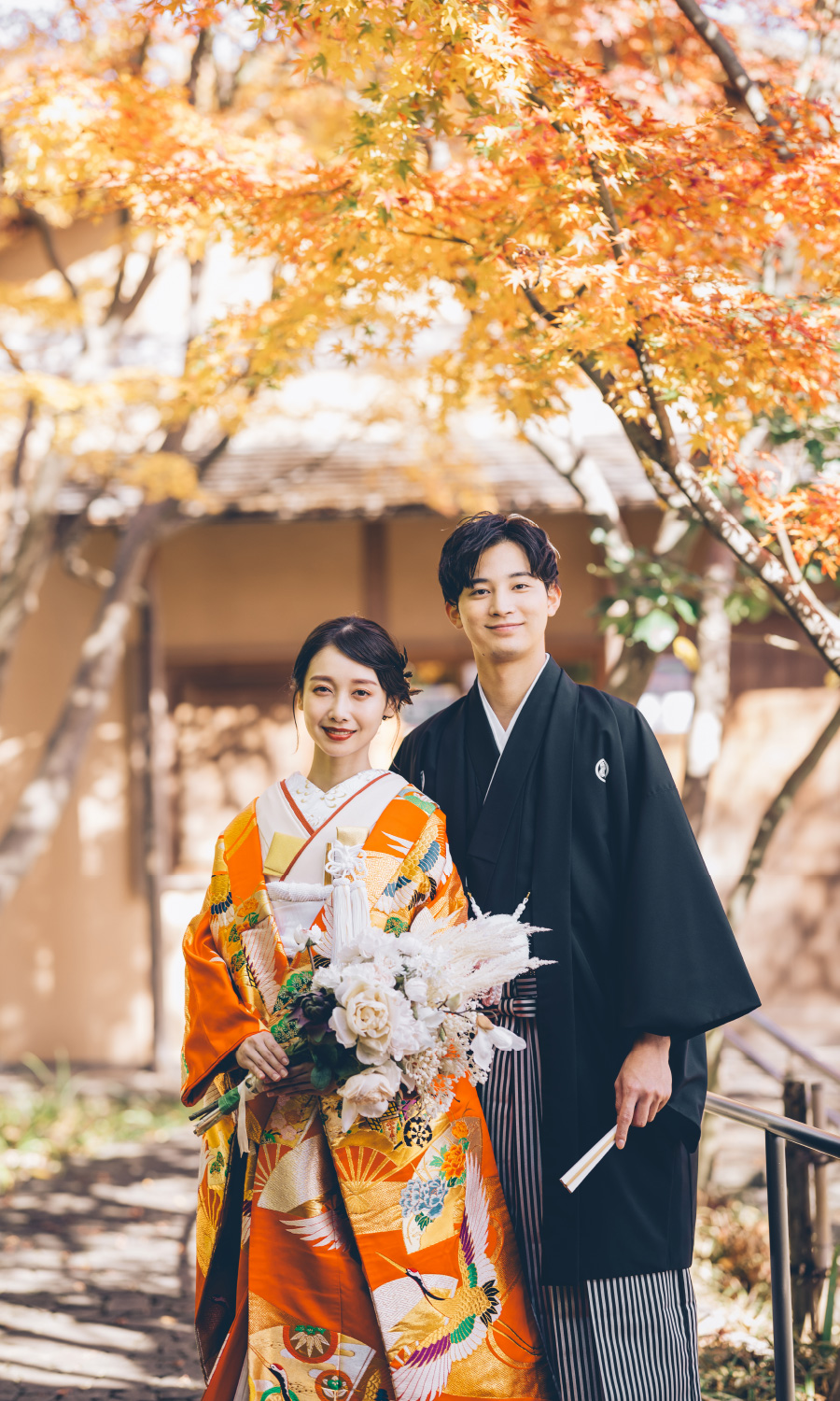 欄干からこちらを見つめる新郎新婦様の和装前撮り