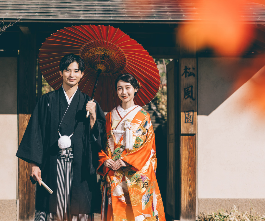 石畳の上で新婦様をエスコートする新郎様の和装前撮り