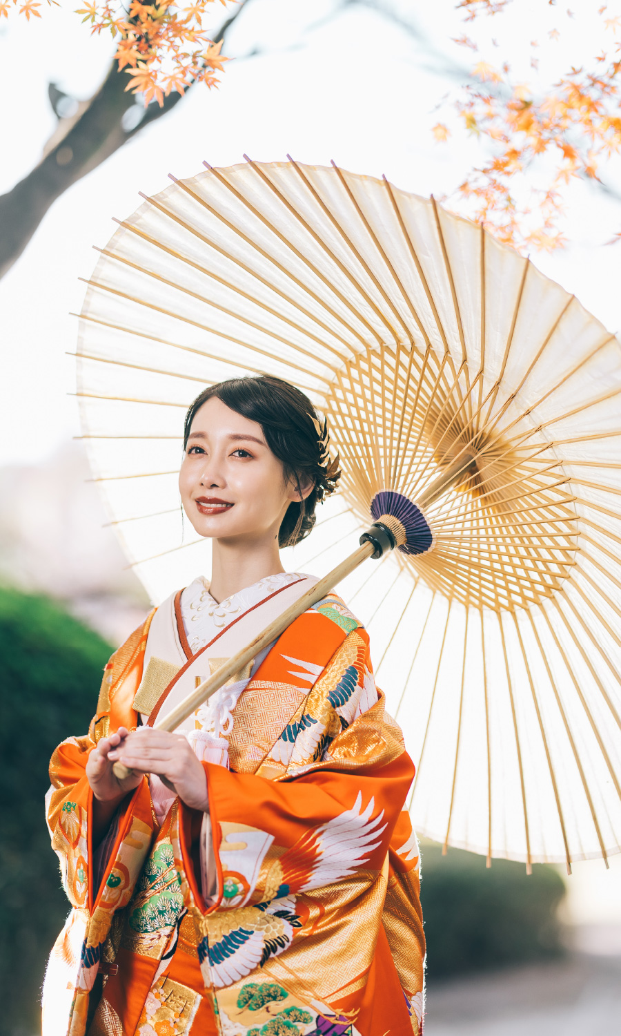 日本庭園で和傘を持った新婦様のソロショット