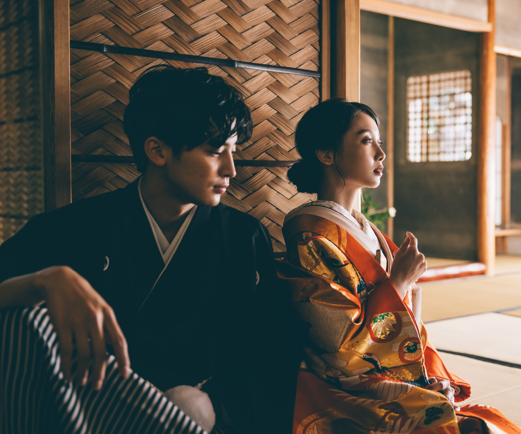 友泉亭の門の下で撮影するロケーションフォト