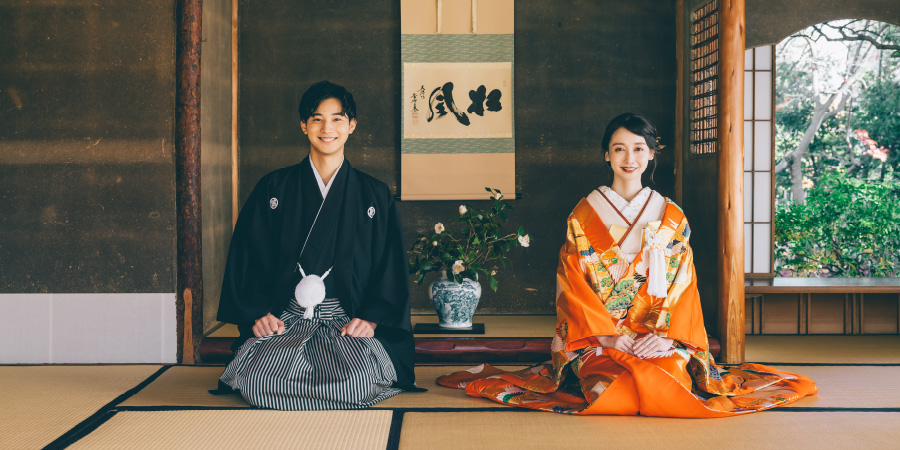 友泉亭の石畳の上で微笑みあう新郎新婦様の結婚写真