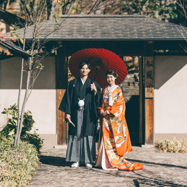 笑顔で遠くを見つめる新婦様のソロショット