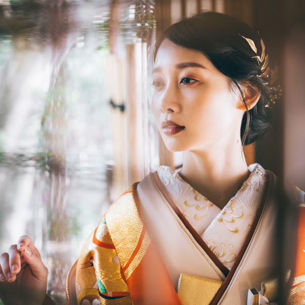 古風な竹垣を背景に微笑む新郎新婦様の和装前撮り