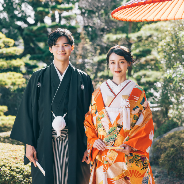 友泉亭で正座する新郎新婦様の結婚写真