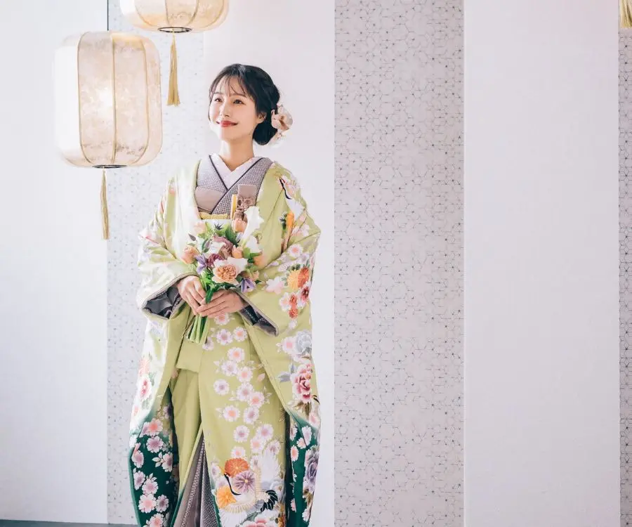                ブーケを持って微笑む色打掛を着た新婦様の和装前撮り     