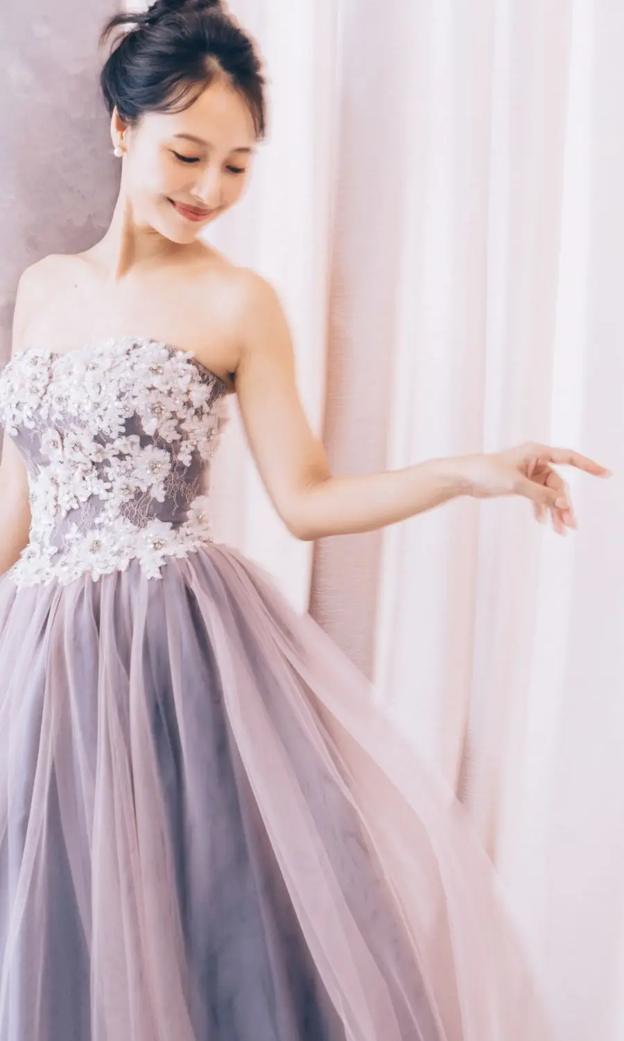                淡いピンクの背景セットにくすんだカラードレスがマッチした新婦様の結婚写真     