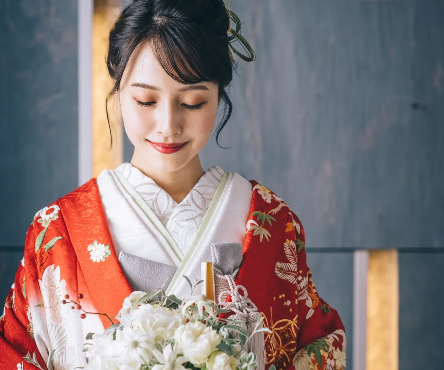                ブーケを眺める色打掛を着た新婦様のアップショット     