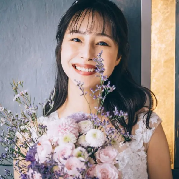                ブーケを抱えて微笑む新婦様のソロショット     