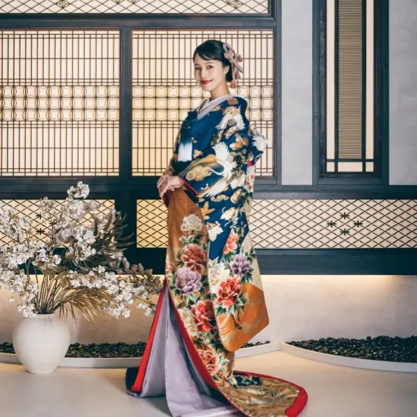                重厚感のある和室でポーズをとる新婦様の和装ソロショット     