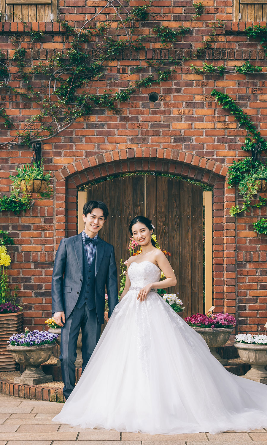 アンティークな扉の前で佇む新郎新婦様のウェディングフォト