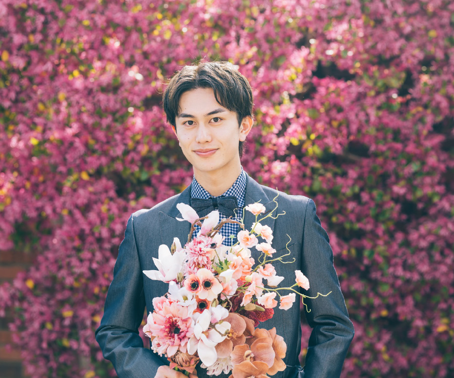 爽やかな笑顔で花束も持った新郎様のソロショット