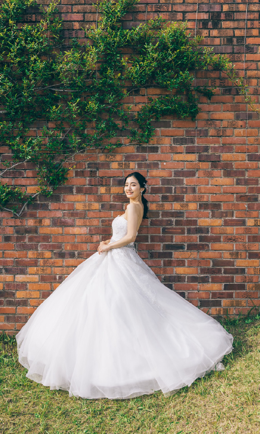 濃淡のあるレンガとウェディングドレスが美しい新婦様のソロショット